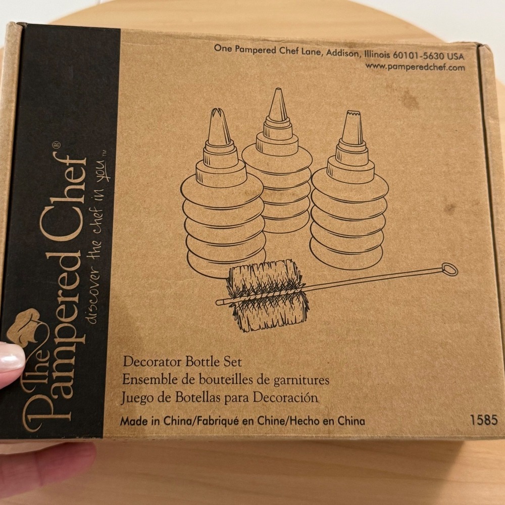 Pampered‎ Chef Decorator Bottle Set 1585 Icing Piping 3 Bottles Tips Brush
